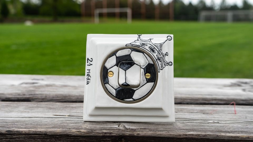 hranatý porcelánový vypínač s fotbalovým míčem